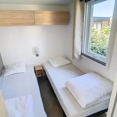 Mobil-home Confort 2 Chambres, Piscine Chauffee, 200 M De La Plage, Parking Et Wi-fi Inclus - Fr-1-361a-77 Holiday home Jullouville-les-Pins