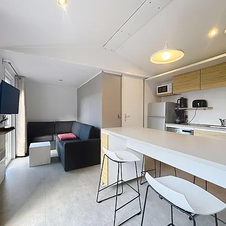 Mobil-home Confort 2 Chambres, Piscine Chauffée, 200 M De La Plage, Parking Et Wi-fi Inclus - Fr-1-361a-77 *