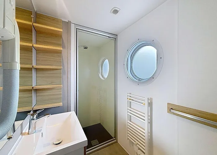 Mobil-home Confort 2 Chambres, Piscine Chauffee, 200 M De La Plage, Parking Et Wi-fi Inclus - Fr-1-361a-77 Vakantiehuis *